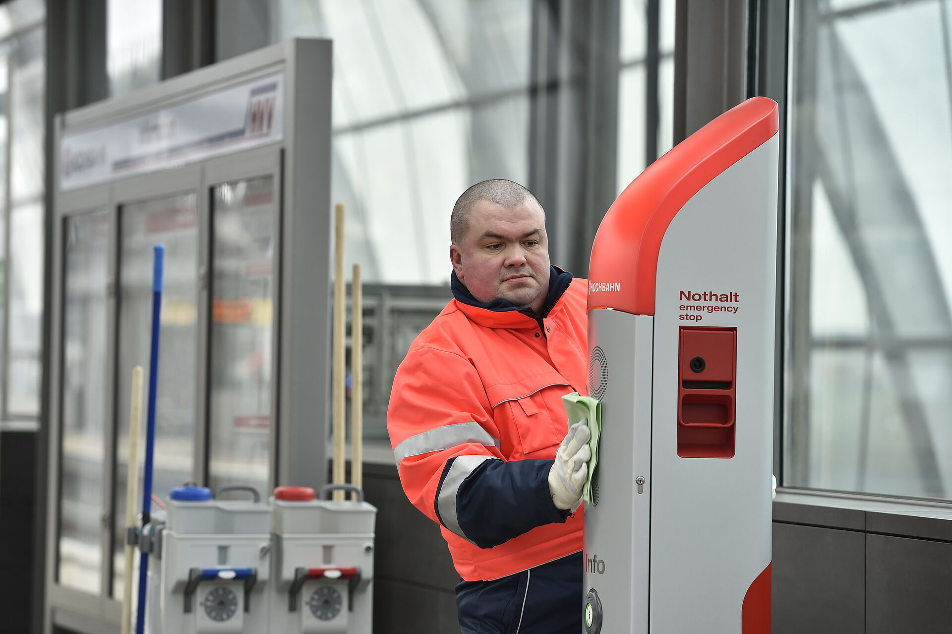 Manuelle Reinigung Notrufsäule Bahnhof 