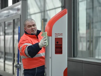 Manuelle Reinigung auf einem Bahnhof