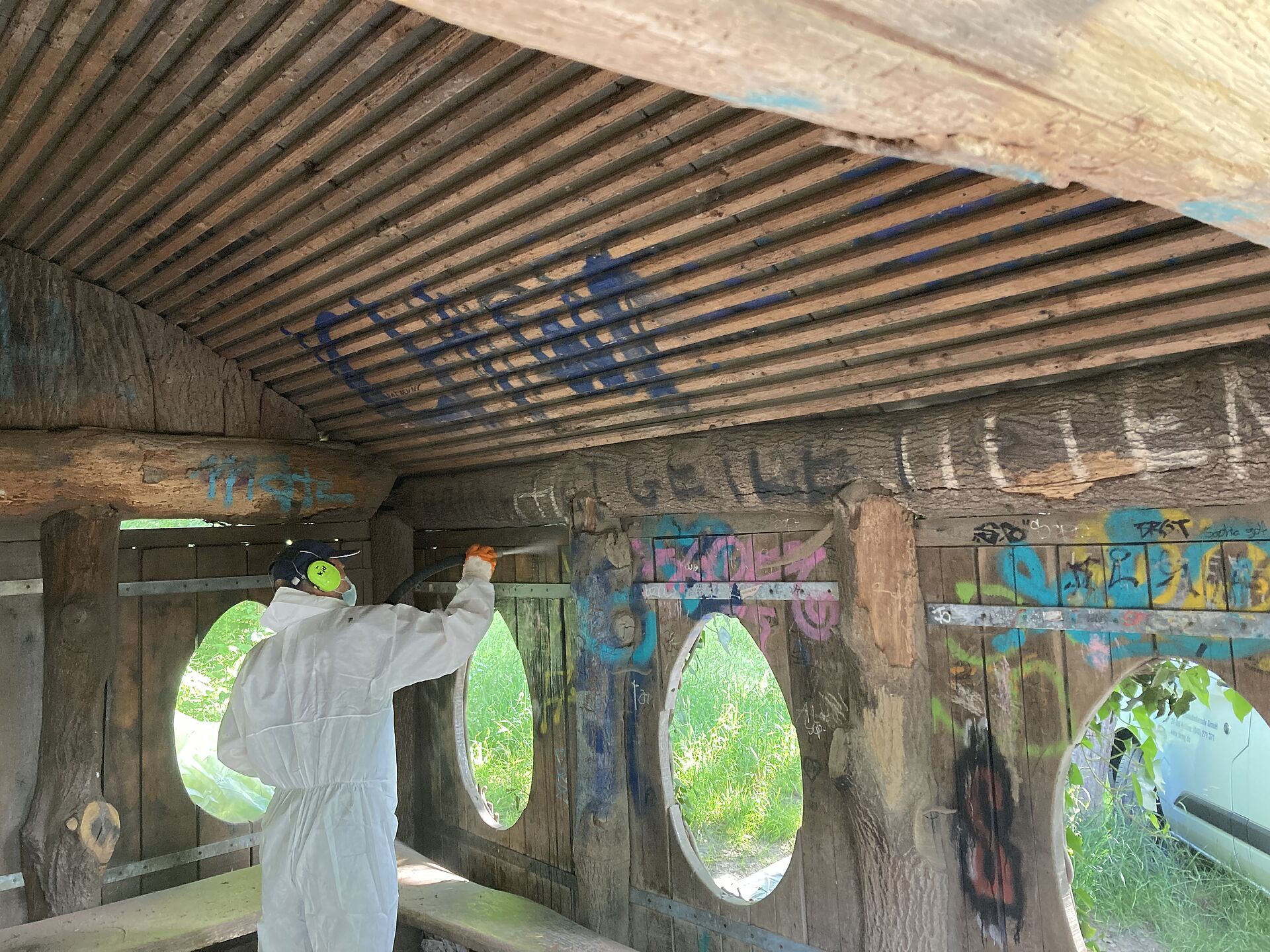 Mitarbeiter bei Graffitientfernung Eierhütte