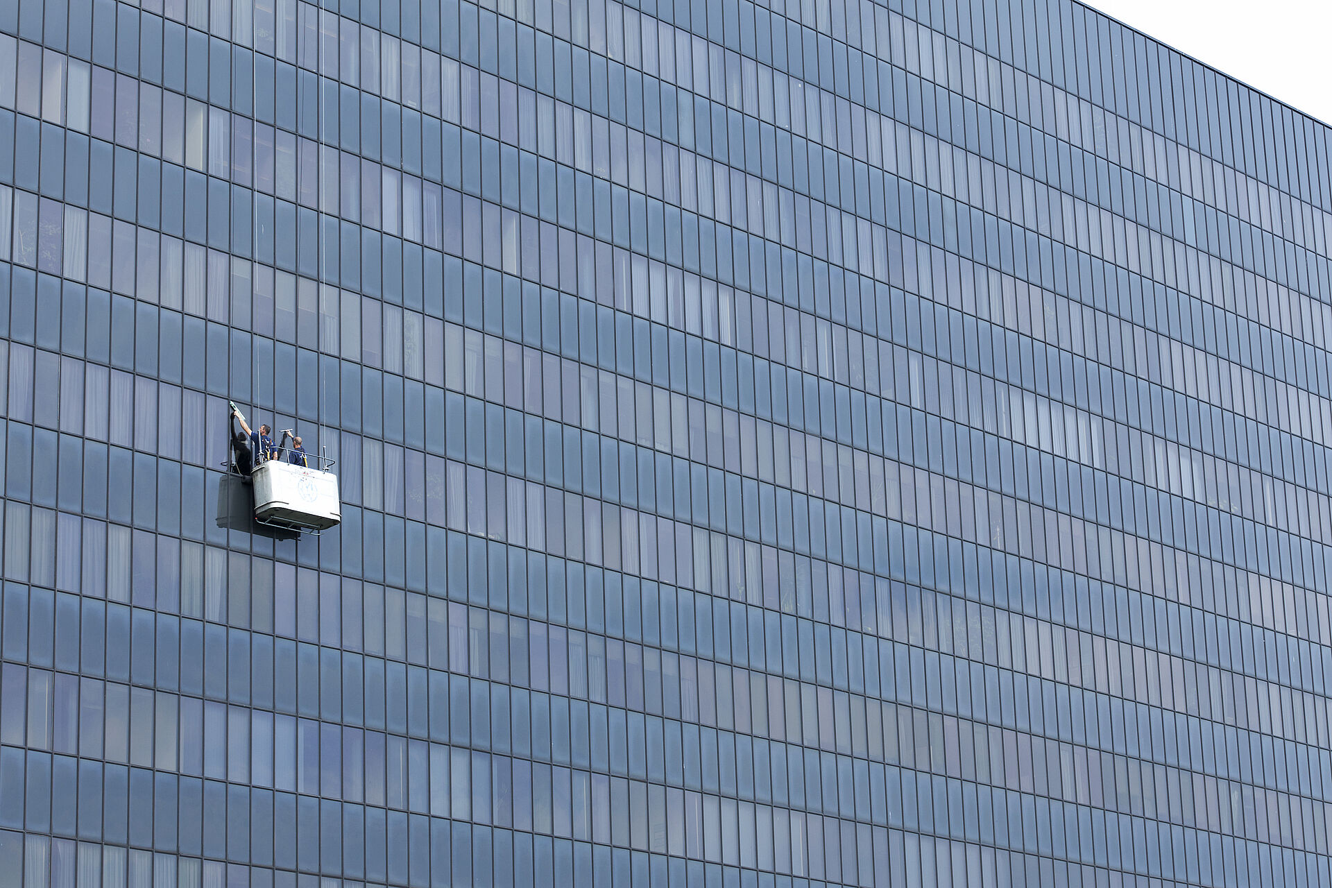 Glasreinigung mit Fassadenbefahranlage