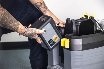 Auswechseln eines Akkus an einem akkubetriebenen Reinigungsgerät