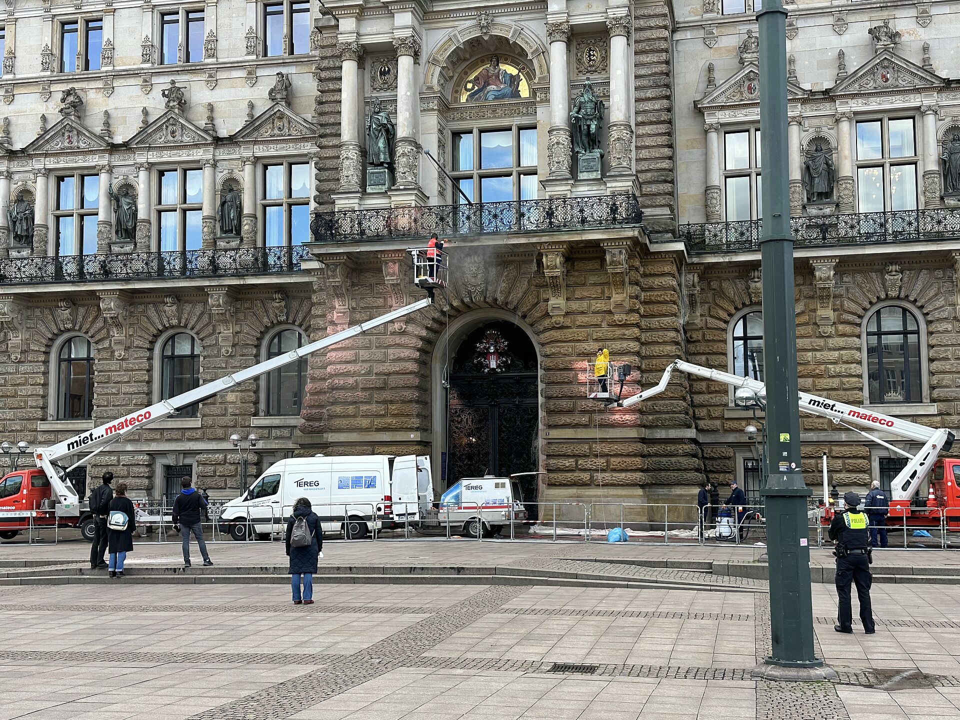 Rosa steht unserem Hamburger Rathaus gar nicht gut 