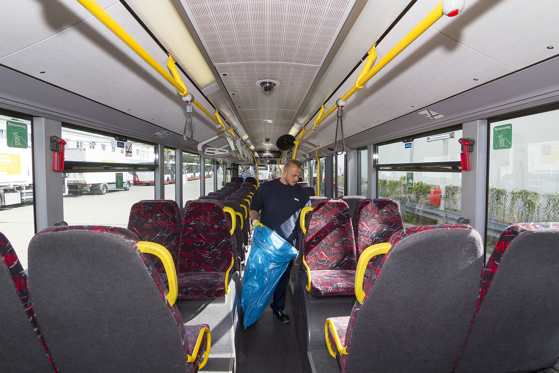 Ein Bild eines Busses von innen