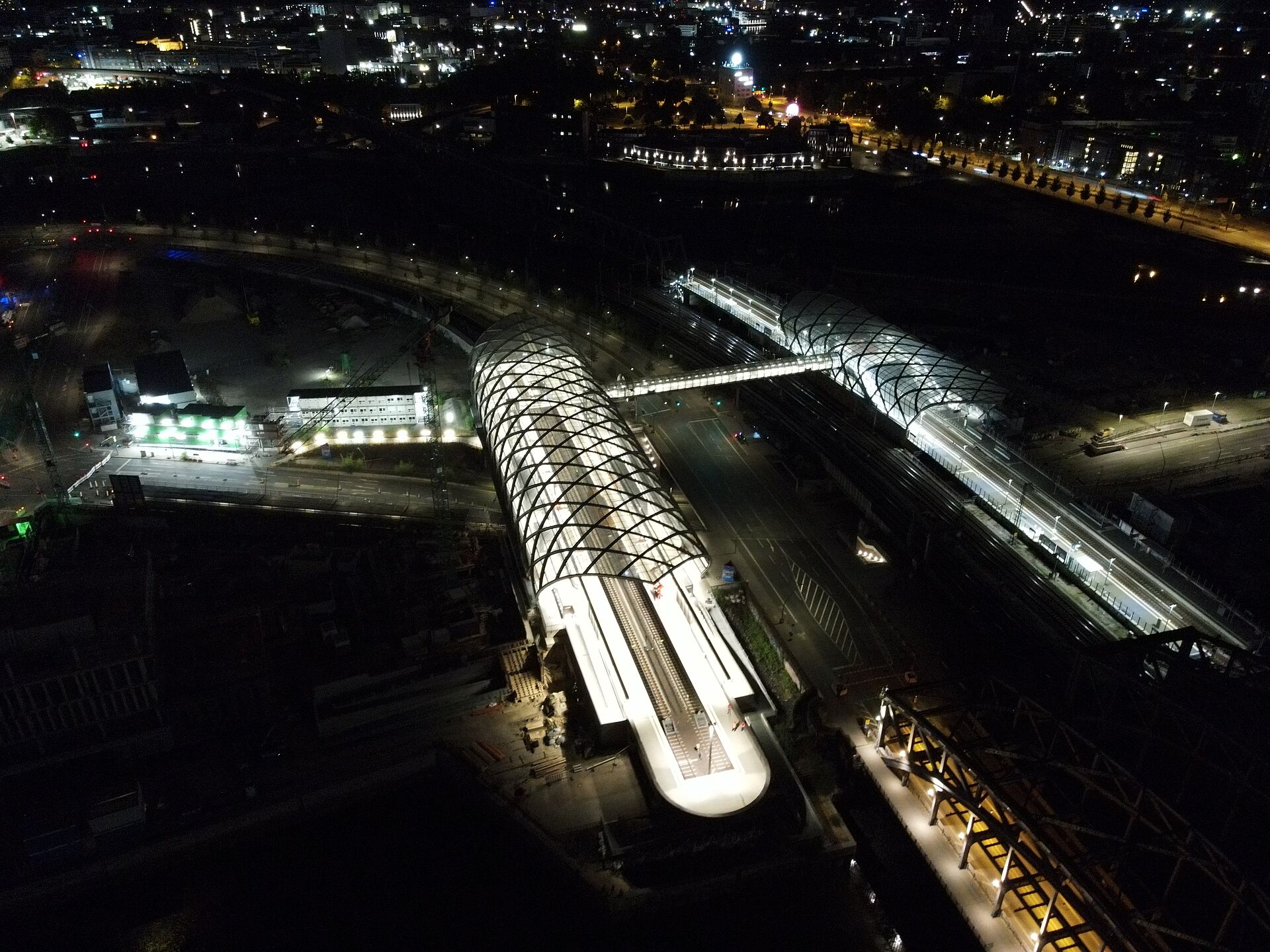 Bahnhof Elbbrücken von oben bei Nacht