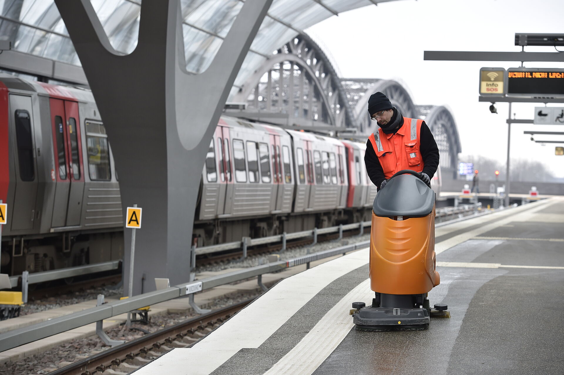 Haltestellenreinigung mit dem Schrubbsaugautomat heute