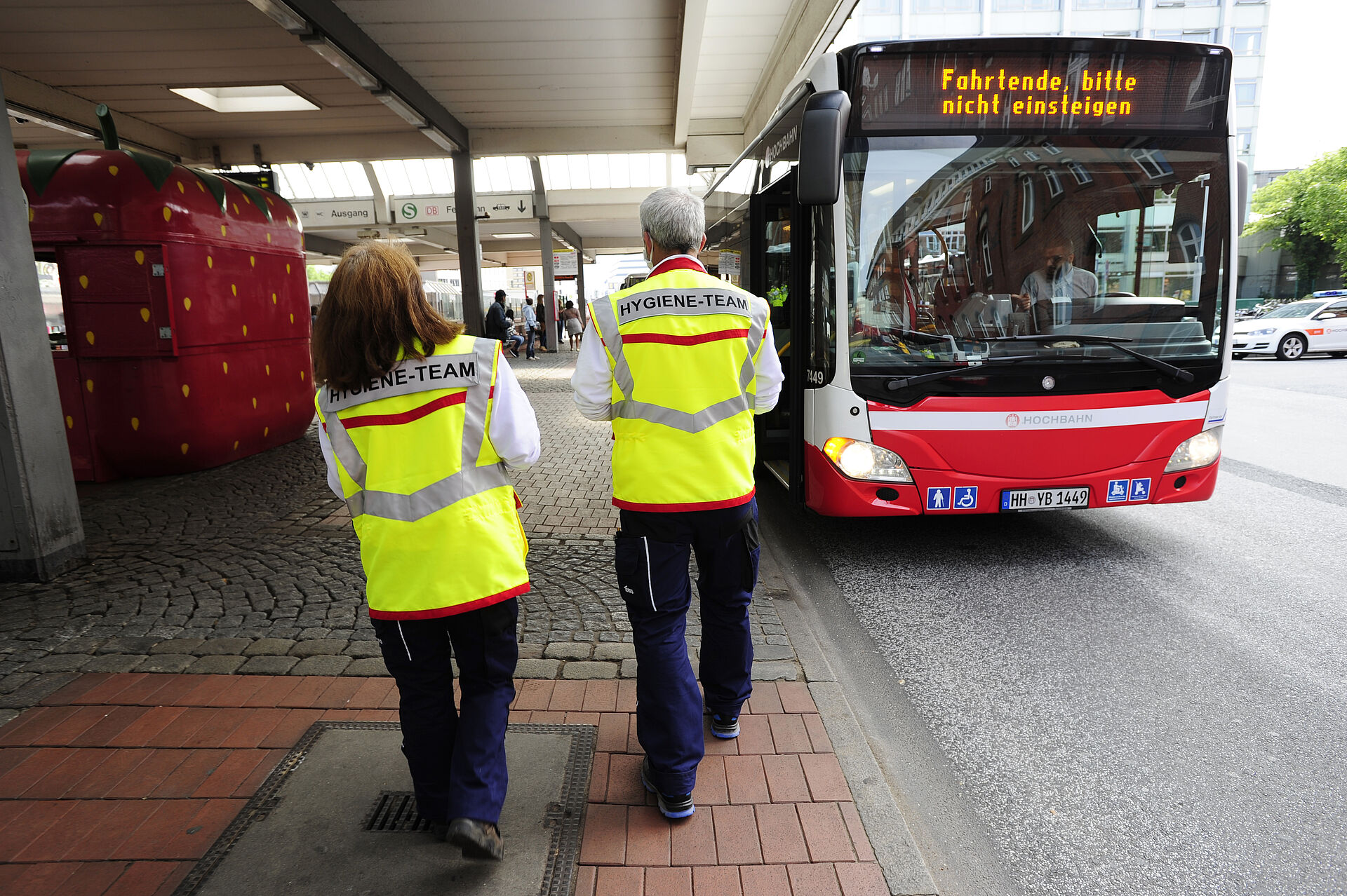 Hygieneteam Mann und Frau vor einem Bus der ÖVPN